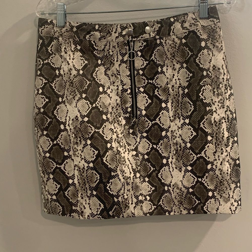 Raffi Gray Black Faux Snake Lined Mini Skirt Night Out